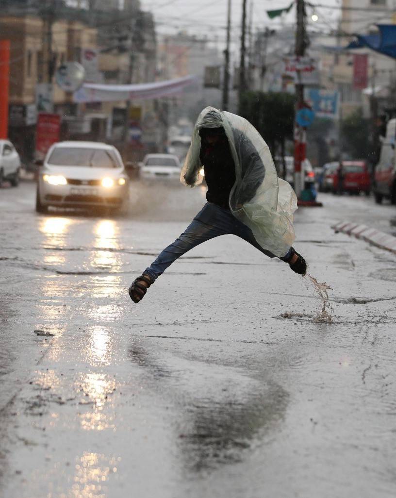 منخفض جوي قوي يضرب المملكة الجمعة… أمطار غزيرة وتحذيرات من السيول