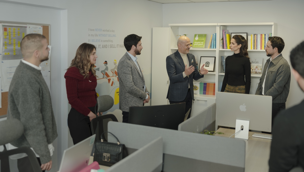  ولي العهد والأميرة رجوة يزوران شركة جبل عمان ناشرون