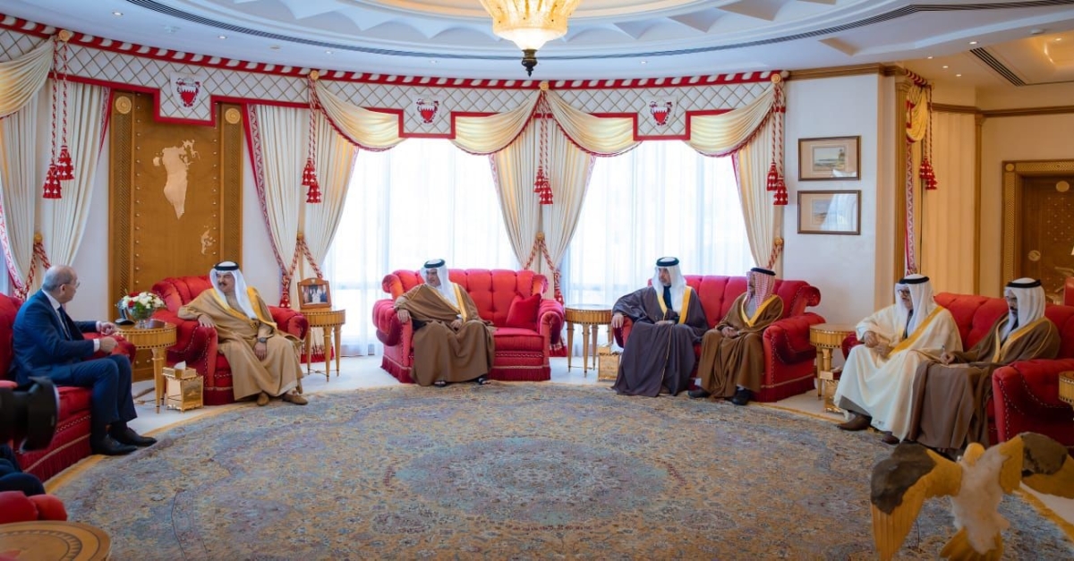 وزير الخارجية ينقل تحيات الملك وولي العهد لملك البحرين وولي عهده
