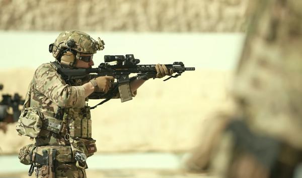 ولي العهد يشرف على تدريب رماية مكثفة للكتيبة الخاصة 101 