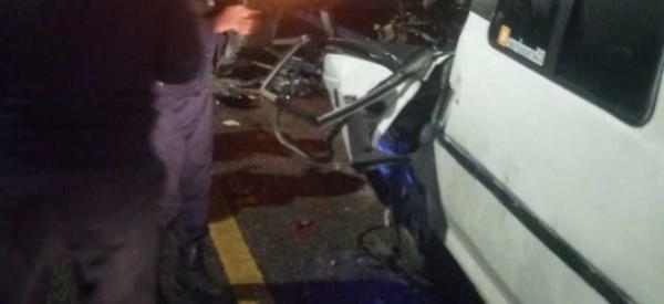 وفاتان في حادث تصادم مركبتين على الطريق الصحراوي